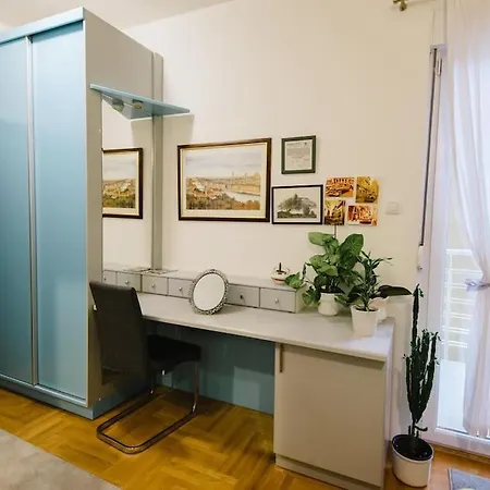 Charming And Cozy Near Center *
